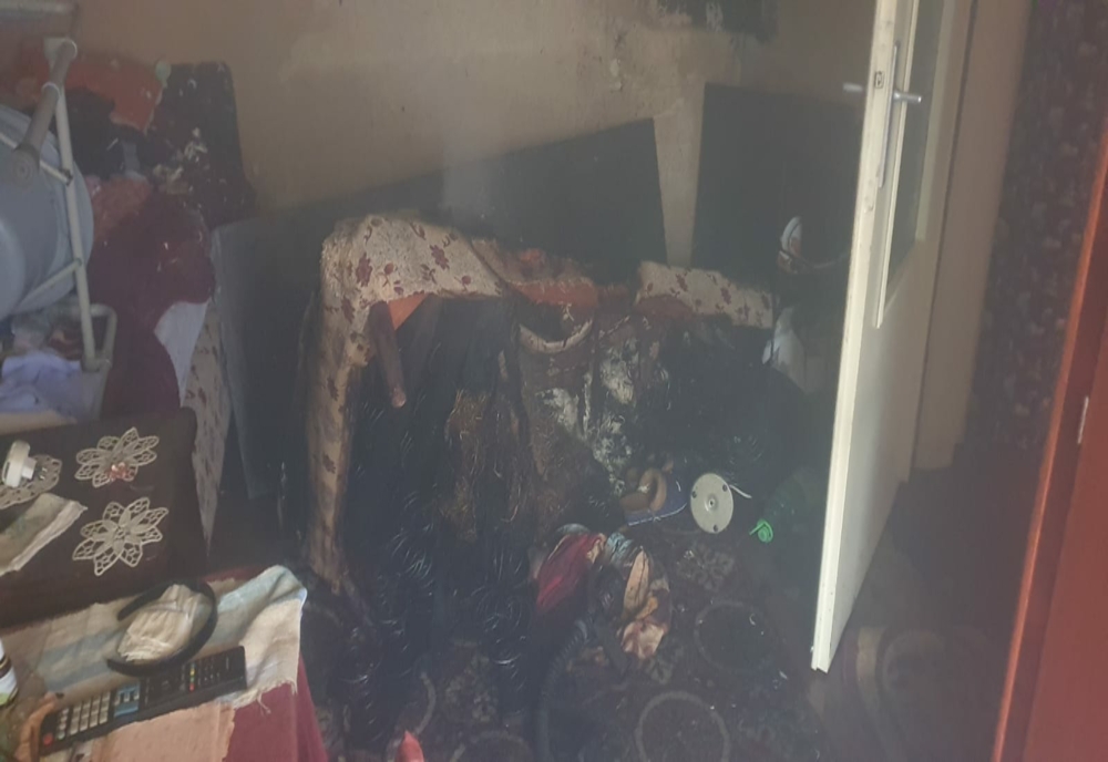 O femeie a murit după ce veioza improvizată din dormitor a luat foc