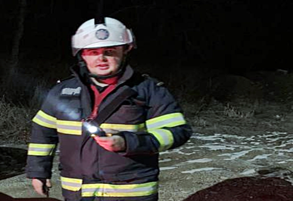 FOTO: Pompierul Flaviu Man, în sprijinul localnicilor din două localități bihorene rămase fără curent electric în urma viiturilor