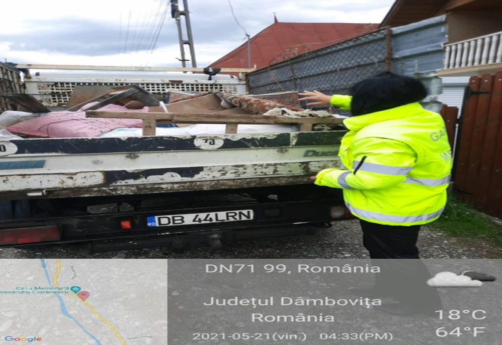 Autoutilitară cu deșeuri, amendată de Garda de Mediu Dâmbovița, după ce a fost oprită în trafic de polițiști