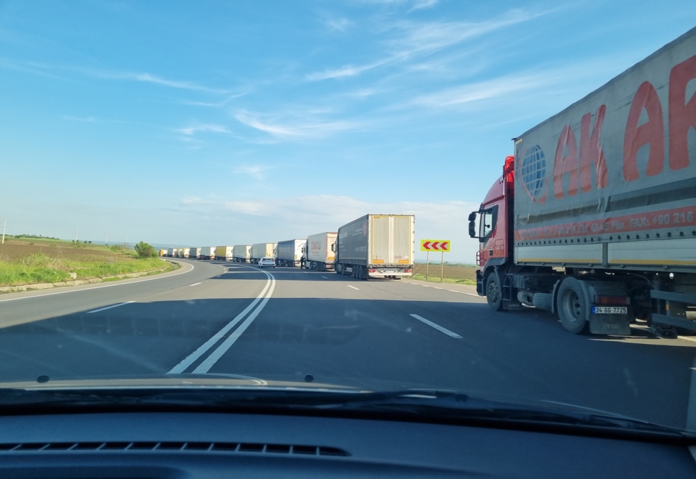 Cozi uriașe la frontiera cu Bulgaria. Camioanele asteaptă minim trei ore la Giurgiu