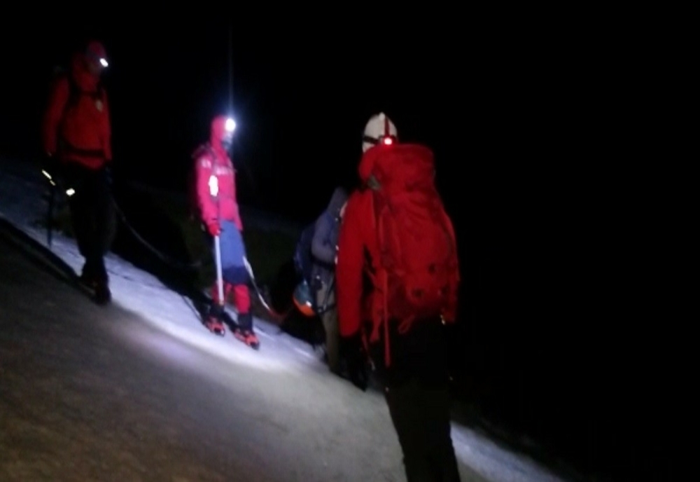 Un tânăr a supraviețuit o noapte în Munții Bucegi după ce și-a săpat un adăpost în zăpadă
