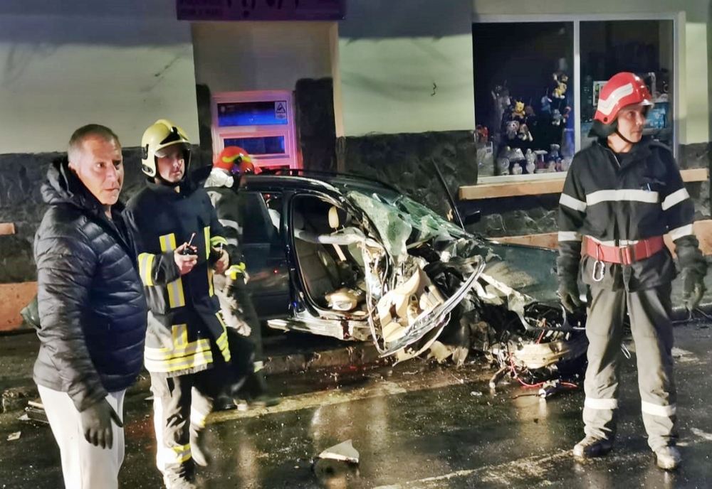 FOTO: Accident violent în Târnăveni: doi tineri răniți foarte grav și un autoturism făcut praf! La volan era un  tânăr din Sibiu