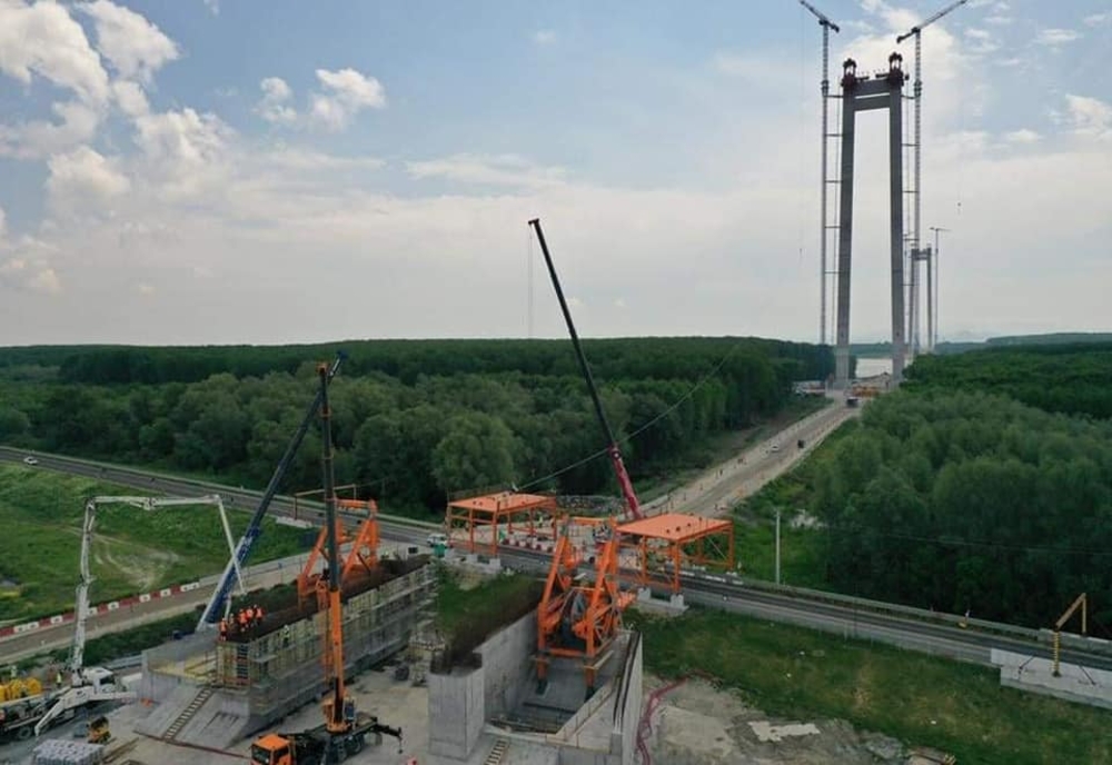 Începe ridicarea platformei de lucru la Podul suspendat de la Brăila