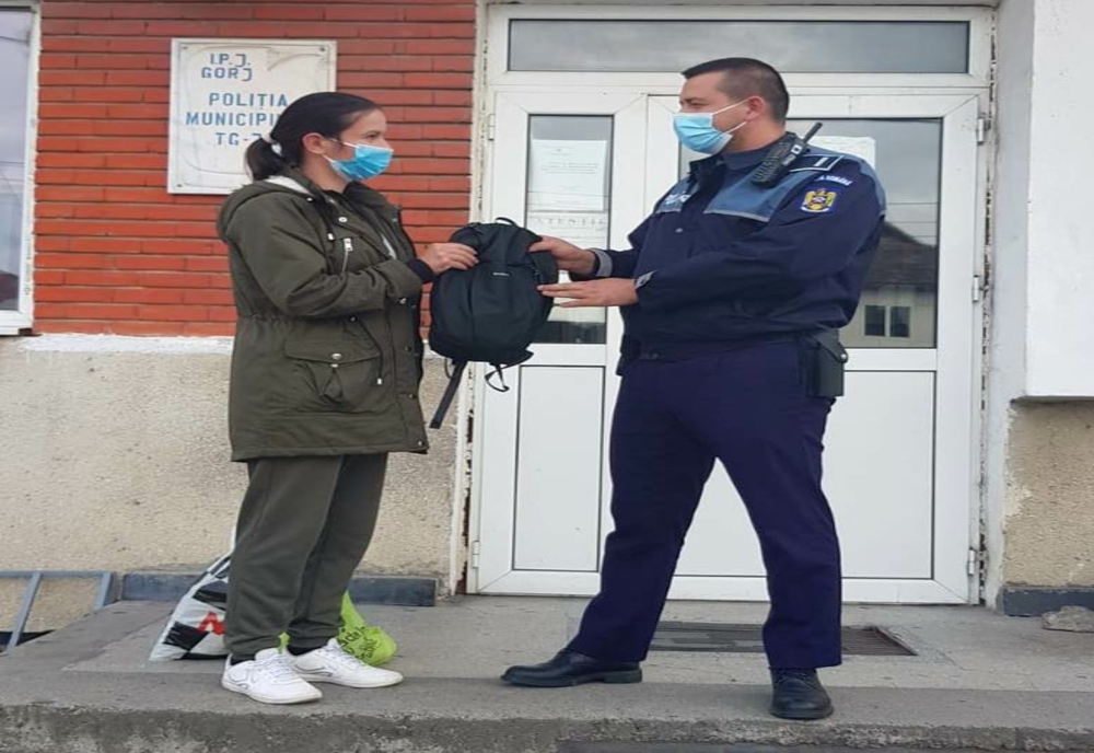 Târgu Jiu: Rucsac cu bani, găsit de poliţişti şi restituit proprietarei