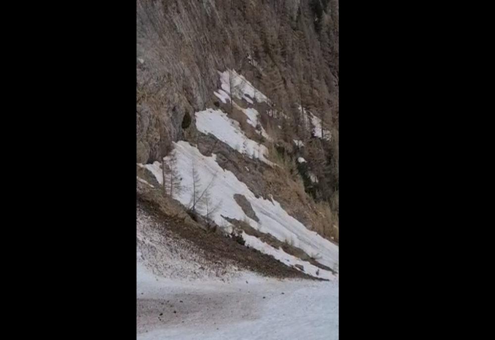 VIDEO – Alertă în Bucegi! Avalanșă de pământ cu pietre, filmată de schiori