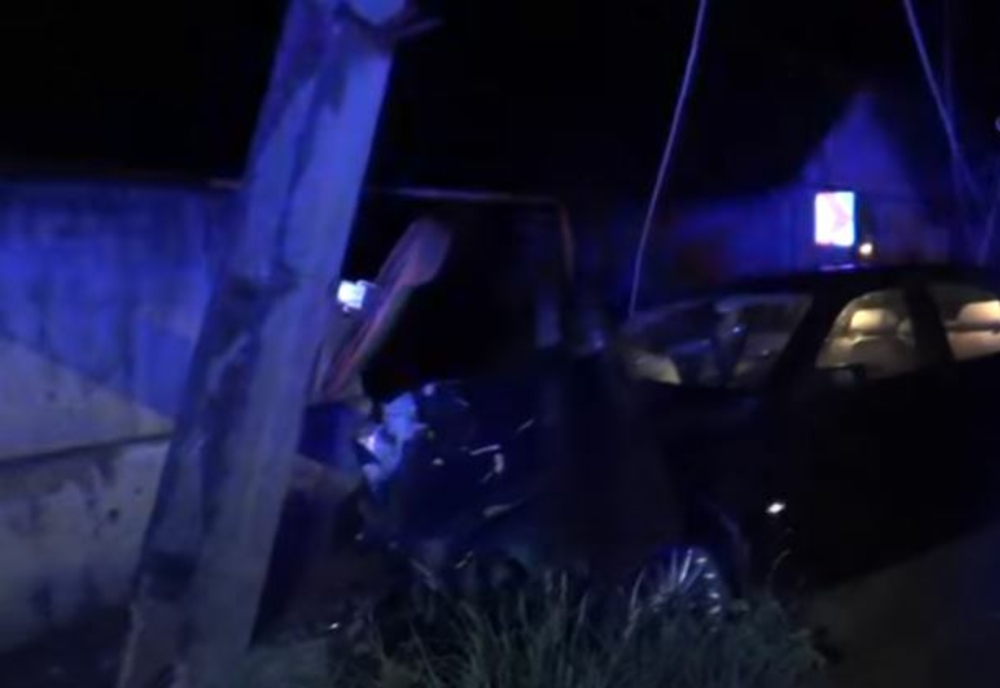 O mașină a lăsat în beznă un cartier din Reșița după ce a lovit un stâlp de electricitate
