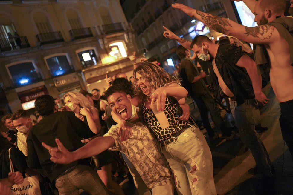 Pandemia explodează în Spania. Tinerii se înghesuie la ”fiestas”, dar și în spitale. Creștere de 108% a infectărilor!
