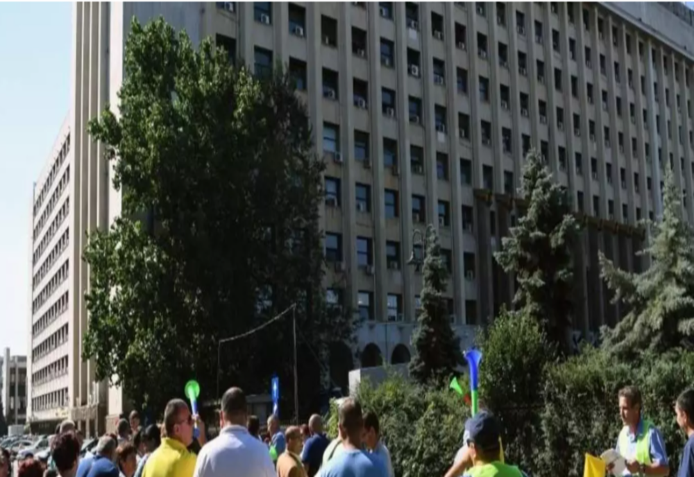 Sindicaliștii CFR protestează în fața Ministerului Transporturilor