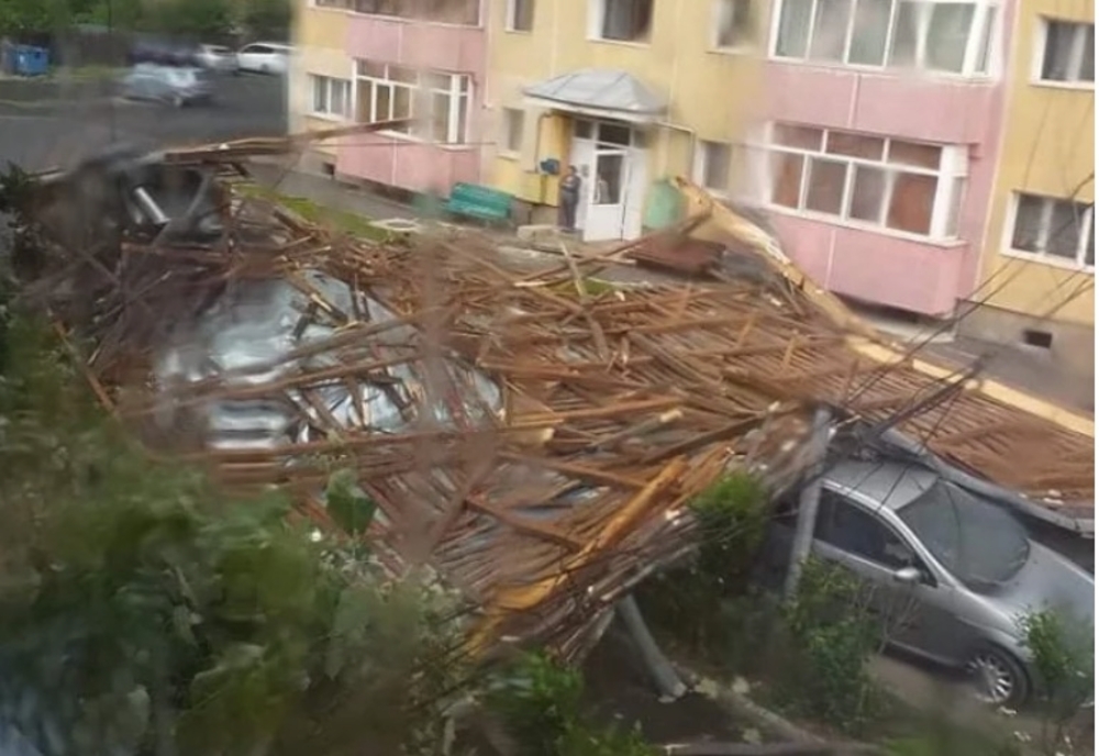 Un acoperiș a fost smuls, trei mașini avariate și un copac rupt de vânt. Bilanțul vijeliei