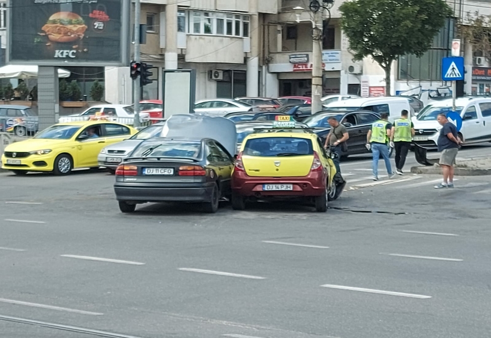 Accident la Craiova: O femeie a rămas încarcerată într-un autoturism