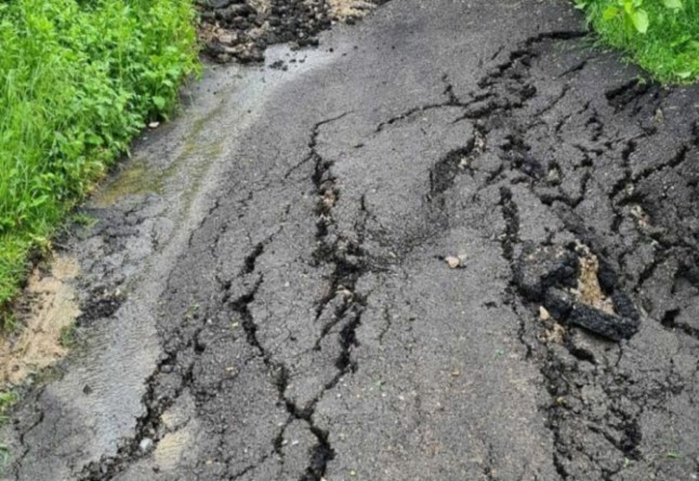 Alunecare de teren într-o localitate din Dâmbovița. Infrastructura rutieră și un stâlp de electricitate, afectate