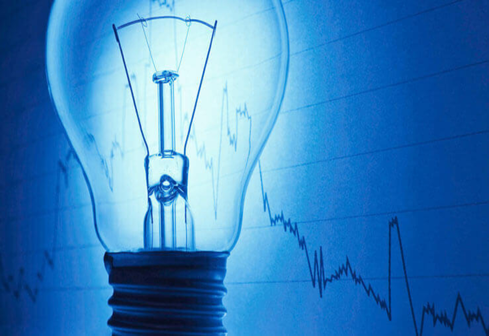 Schimbări de la 1 iulie! Prețuri mai mari la energia electrică pentru românii care nu au semnat un contract pe piața liberă