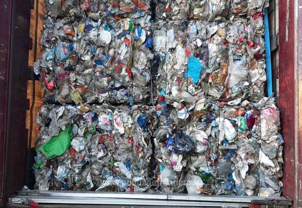 FOTO: Peste 25  tone de deșeuri din PET-uri uzate şi textile, oprite în Vămile Borș și Nădlac