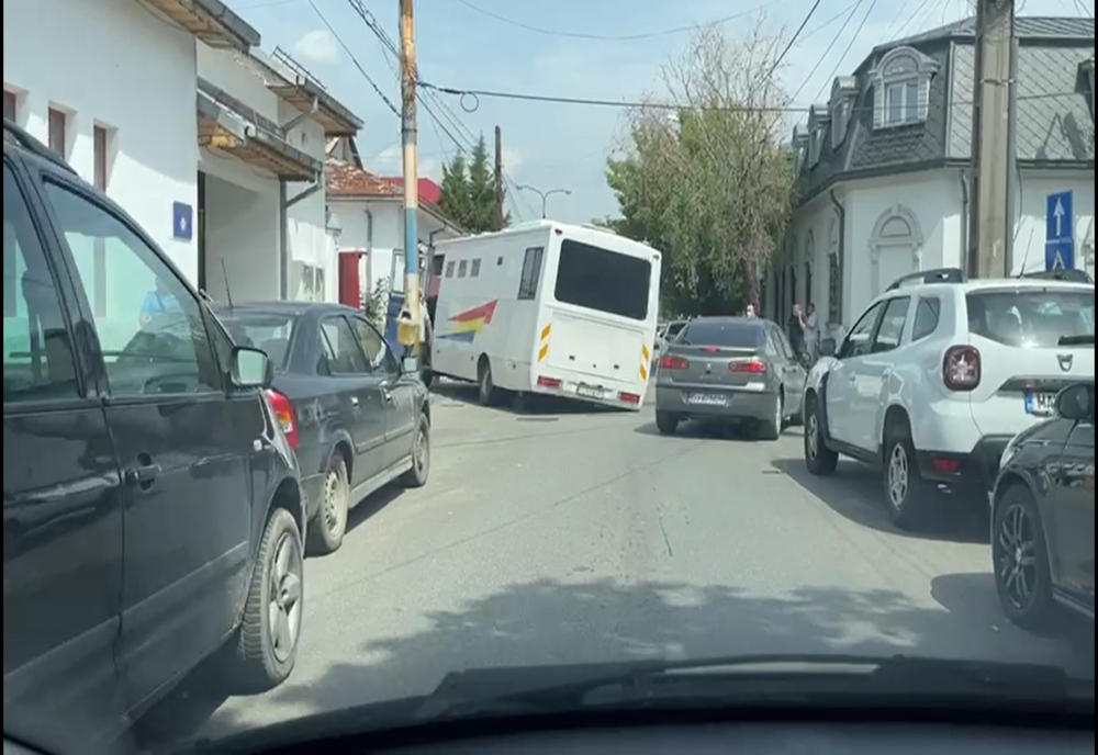 VIDEO. Încă o stradă s-a surpat, la Craiova. De această dată, sub greutatea unei dube a Penitenciarului