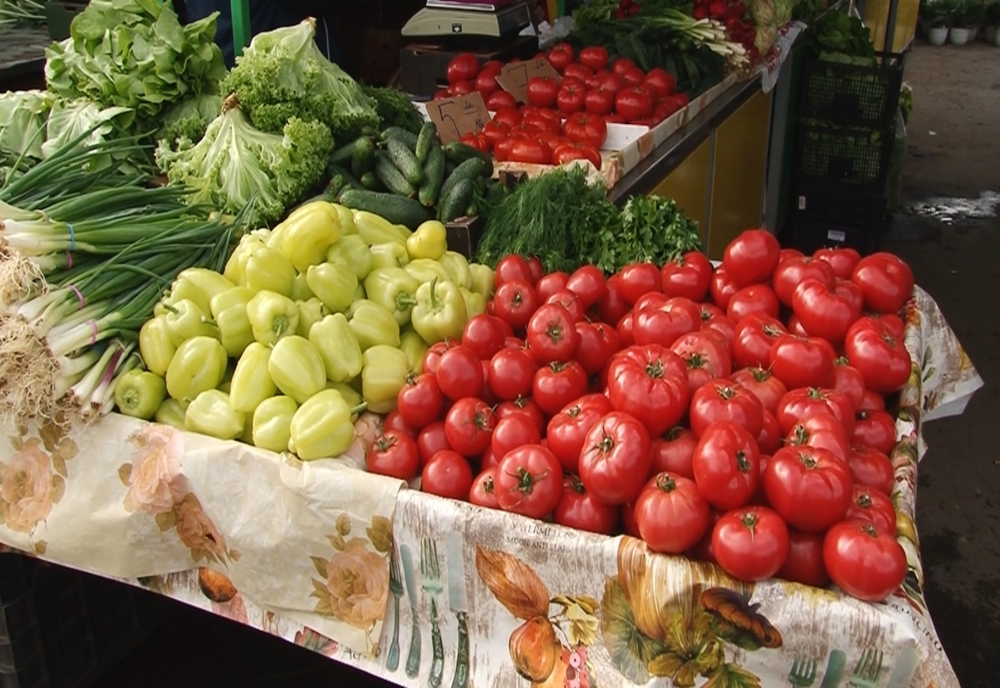 Zeci de ALERTE: fructe și legume cu PESTICIDE, la vânzare în România. MII de produse din CARNE, RETRASE de la raft