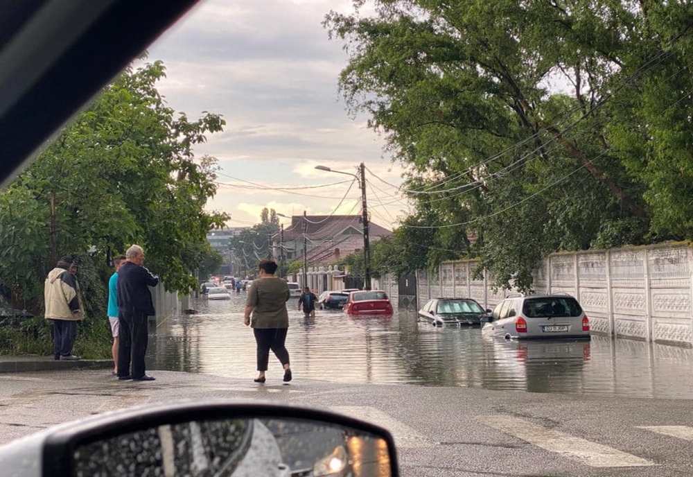FOTO&VIDEO | DEZASTRU la Craiova în urma ploilor de marţi seara
