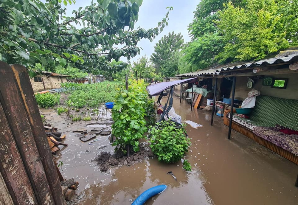 Peste 160 de curți și grădini inundate în județul Galați