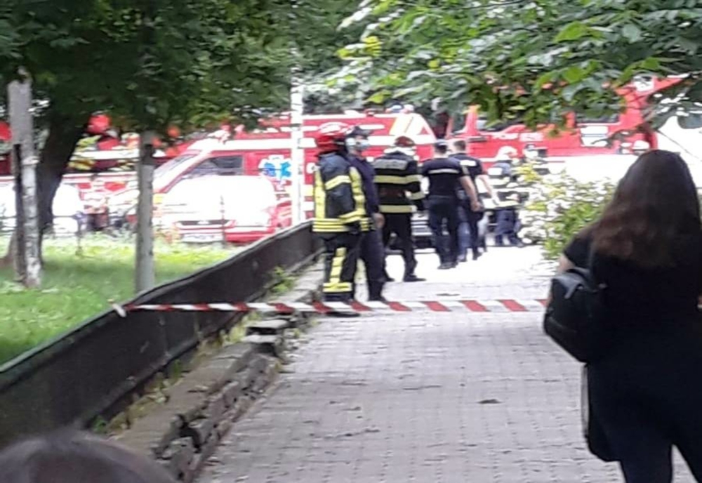 VIDEO. O femeie din Slatina a murit, după ce a căzut de la etajul patru al unui bloc. Se ia în calcul sinuciderea
