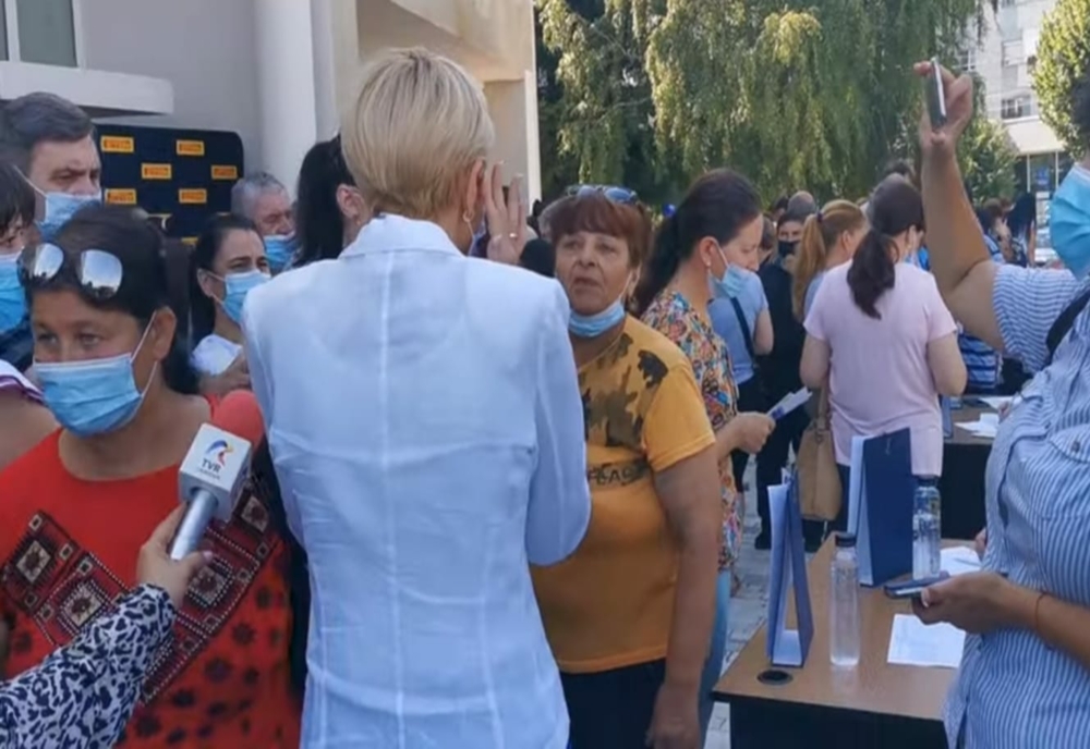 VIDEO | De ce Raluca Turcan îşi acoperă urechile, atunci când o femeie i se plânge că nu-i ajunge salariul