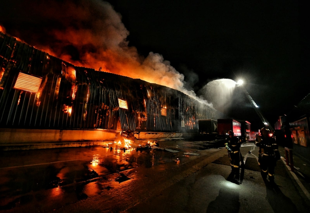 Fabrică de frigidere în flăcări, lângă Timișoara. Incendiu teribil