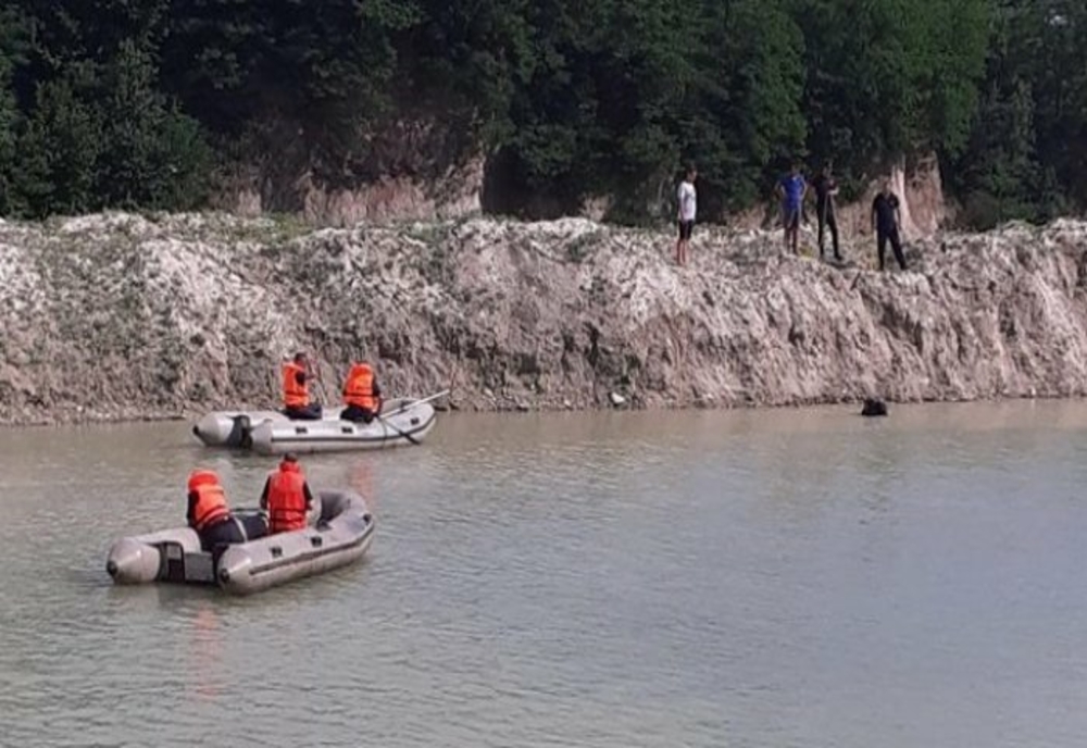 PRAHOVA: Un copil de 14 ani s-a înecat în zona unei balastiere din apropiere de Vălenii de Munte