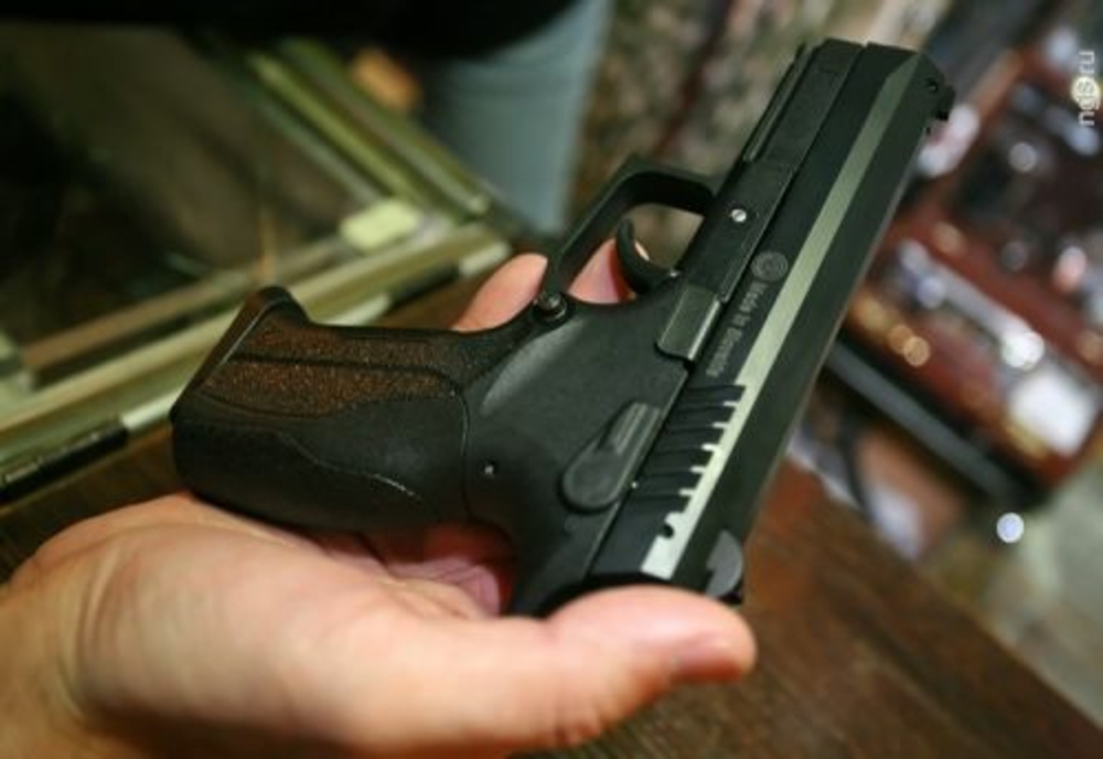 Armă letală, găsită în cabina de probă într-un mall din București