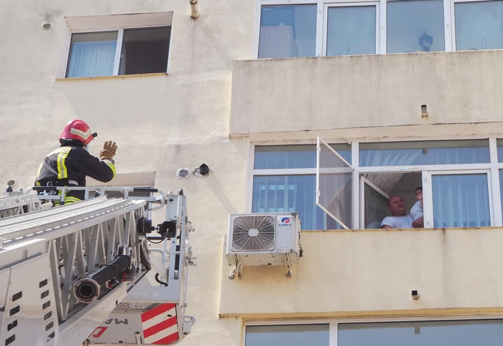 Teleorman: Copii rămaşi blocaţi într-un apartament de la etajul trei, salvaţi de pompieri