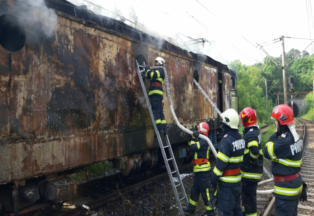 Locomotiva unui tren cu cereale a luat foc. Intervenție dificilă