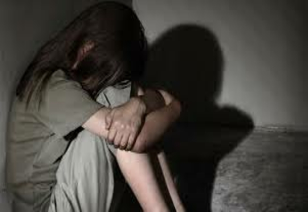 Dâmbovița: Minoră de 11 ani, violată de doi băieți pe care i-a cunoscut pe Facebook