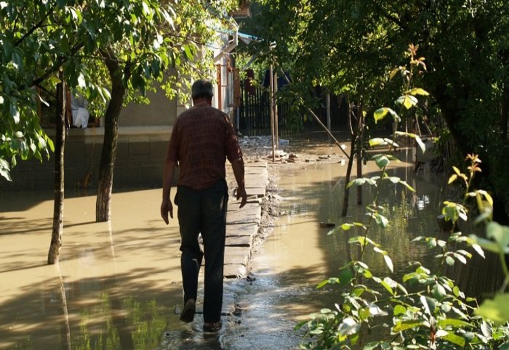 Inundații în mai multe localități prahovene