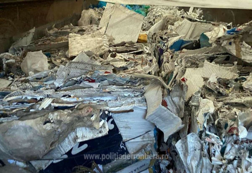 Peste 100 de tone de gunoaie au fost oprite la graniță. Mai mulți români au vrut să aducă haine uzate, plastic și cartoane în țară