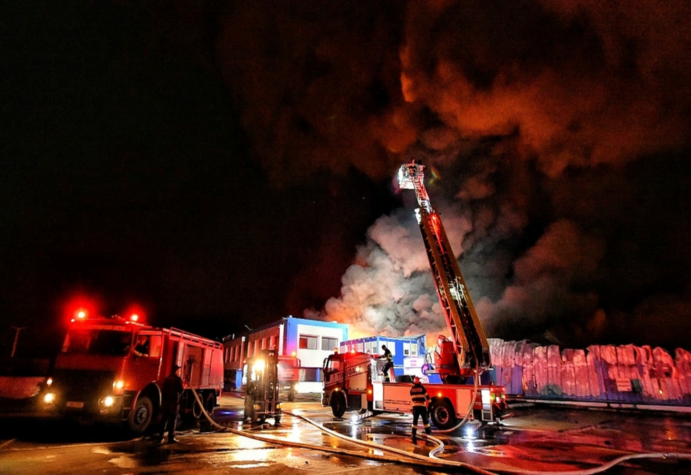 Poluarea din cuaza fumului degajat de incendiul de la fabrica de frigidere a ocolit Timișoara