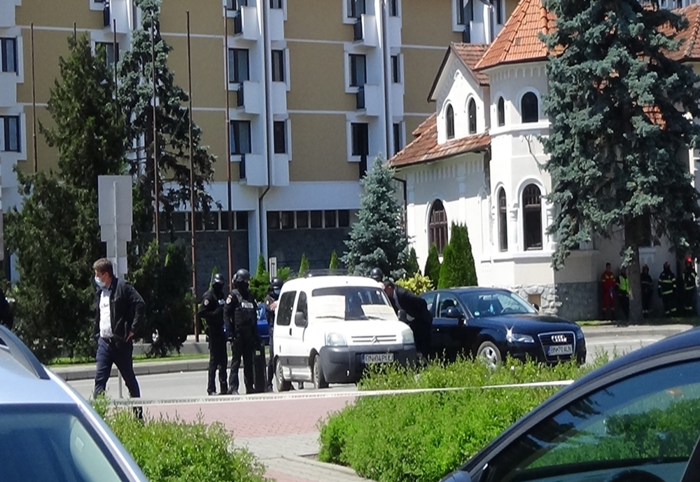 FOTO/VIDEO: Un bărbat din Bistrița-Năsăud a amenințat că se aruncă în aer în fața Prefecturii! Care sunt motivele