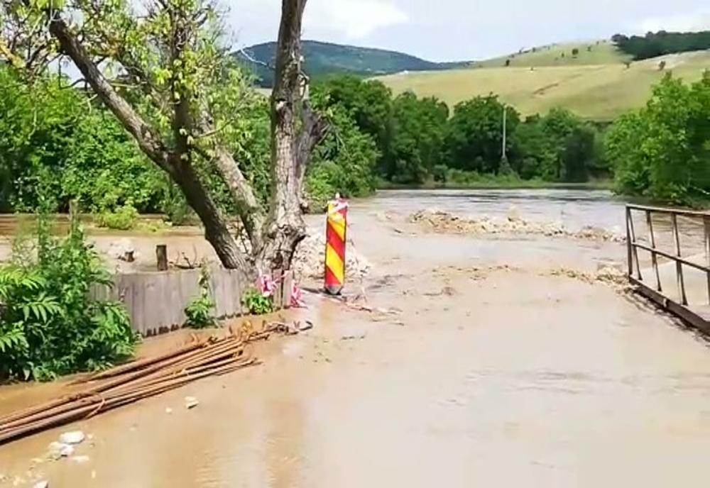 VIDEO Tulcea. Cod roşu de inundaţii şi viituri rapide în bazinul râului Taiţa