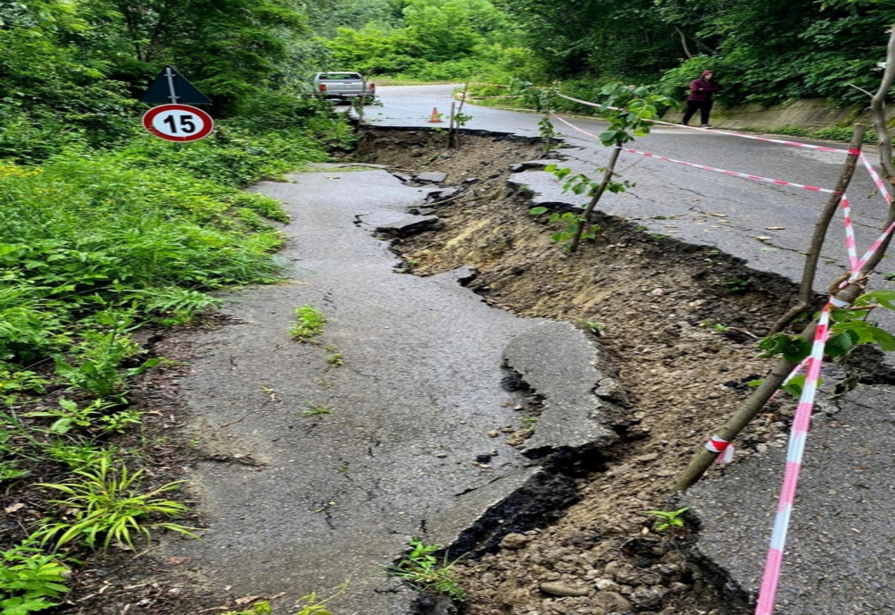 Drum județean din Prahova, surpat din cauza unei alunecări de teren