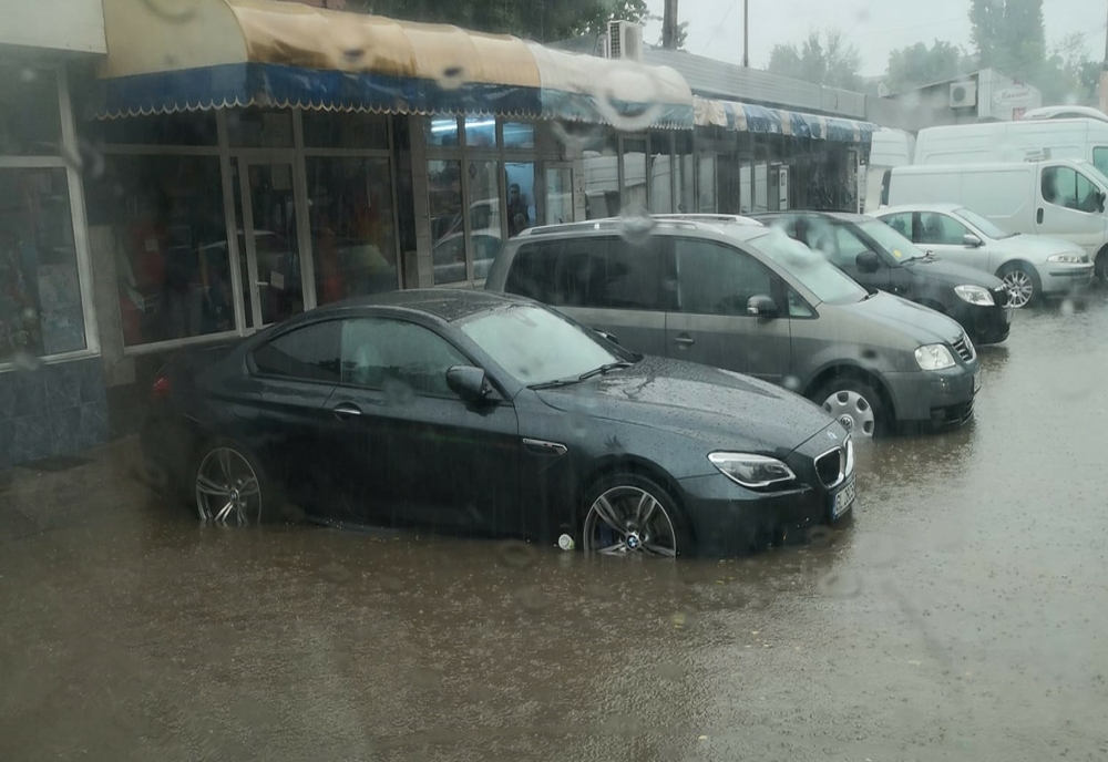 Străzi inundate în municipiul Galați