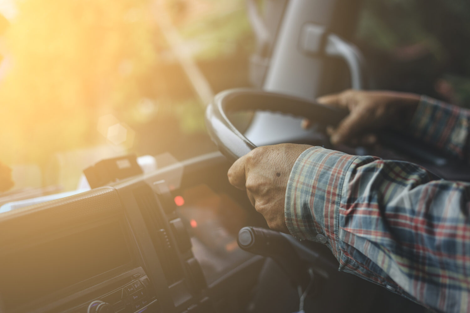 Șofer pe camion în UK – de ce sunt atât de multe joburi libere? Reacția Marii Britanii la criză
