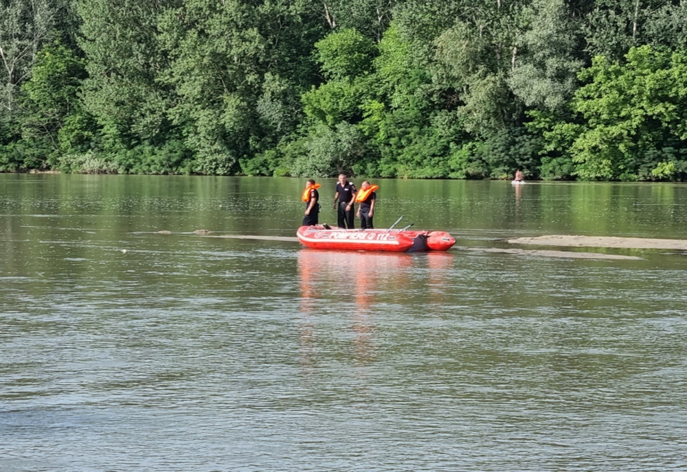 VIDEO. Adolescent înecat în râul Jiu, în judeţul Dolj. Căutări desfăşurate şi de elicopterul SMURD