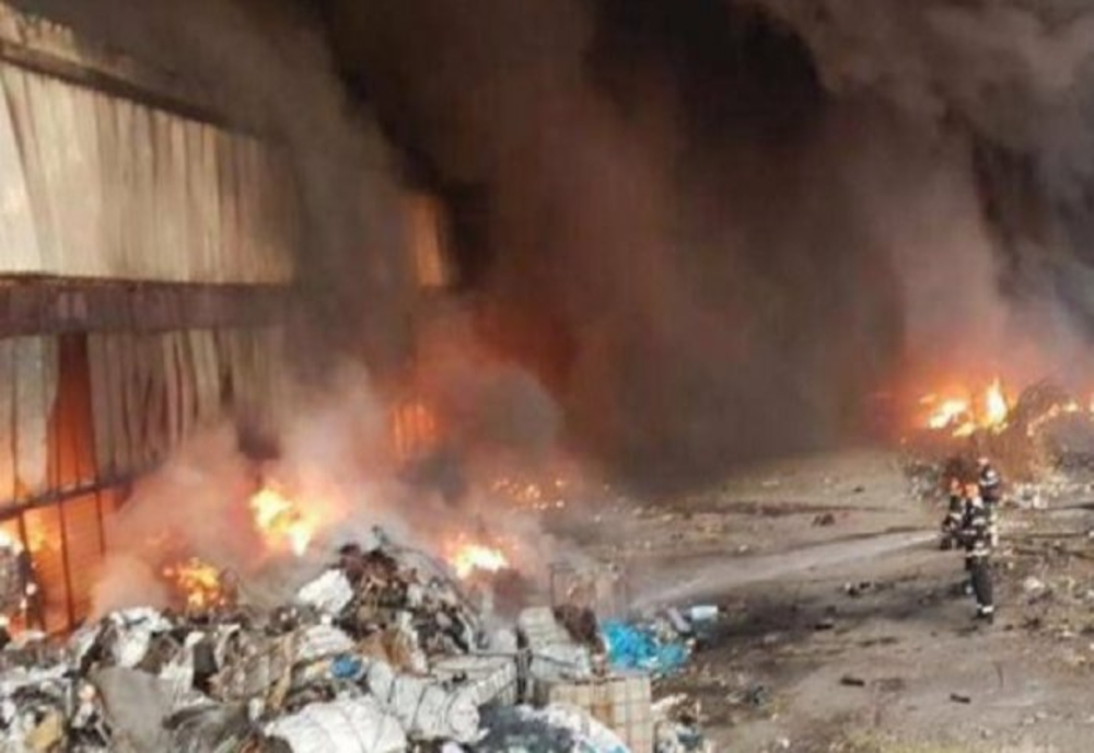 ISU Prahova aplicase amenzi la depozitul de deșeuri periculoase care a luat foc, la Brazi