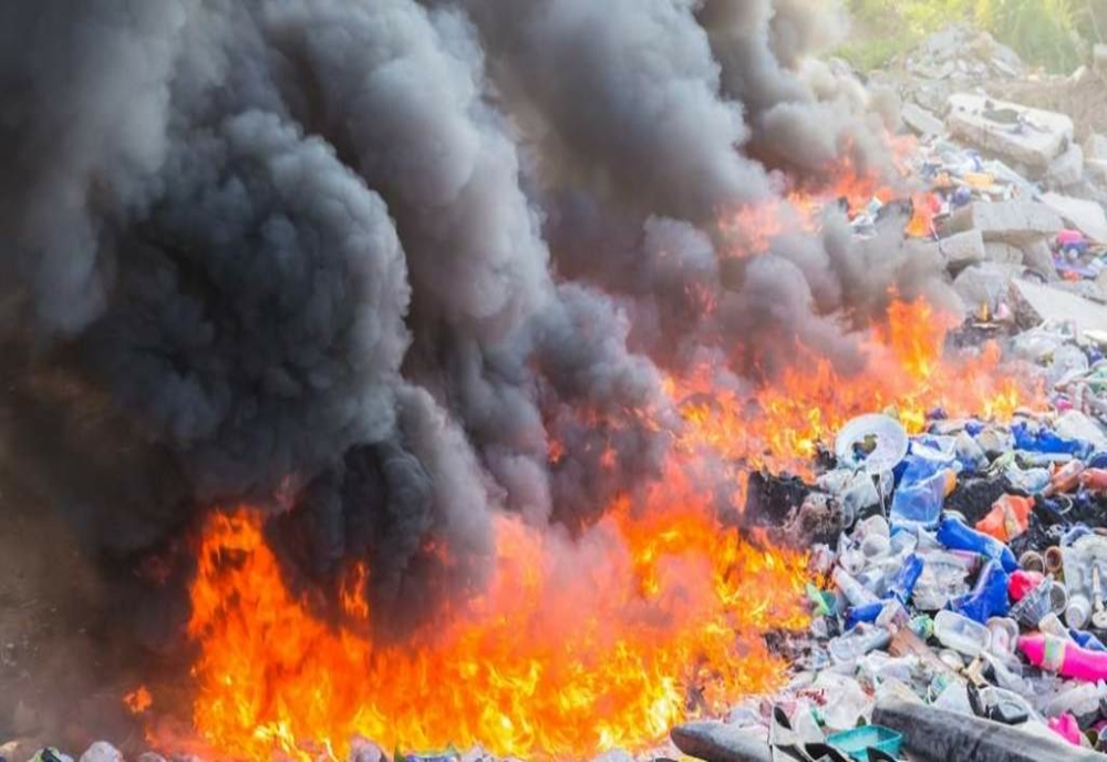 Ce se întâmplă cu incineratoarele ilegale de la Sintești. Cei care ard deșeuri riscă închisoarea
