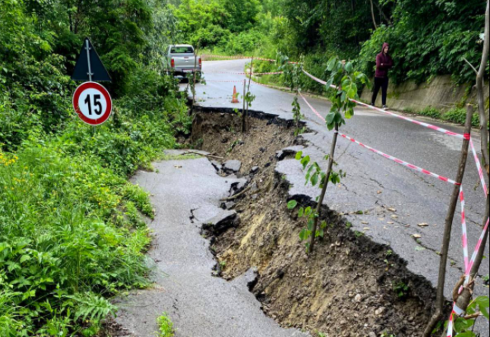 Atenție! Circulație restricționată pe un drum județean din cauza unei alunecări de teren