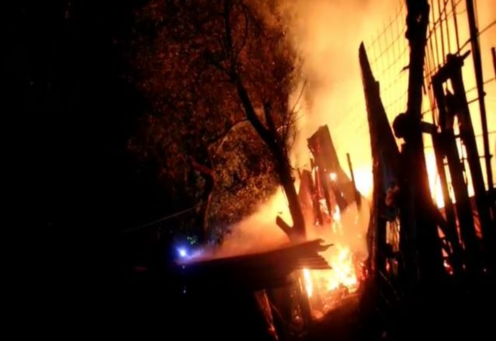 Incendiu teribil la Moldova Veche, intervenție dificilă a pompierilor