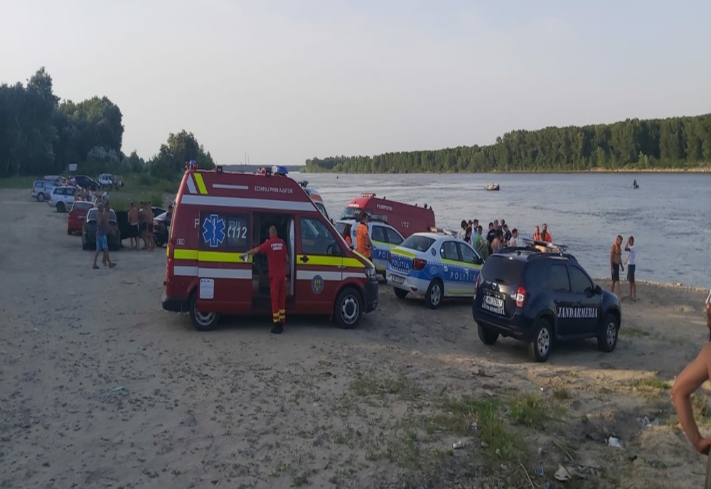 Tânărul înecat în Dunăre a fost găsit, dar după 45 de minute de resuscitare a fost declarat decedat