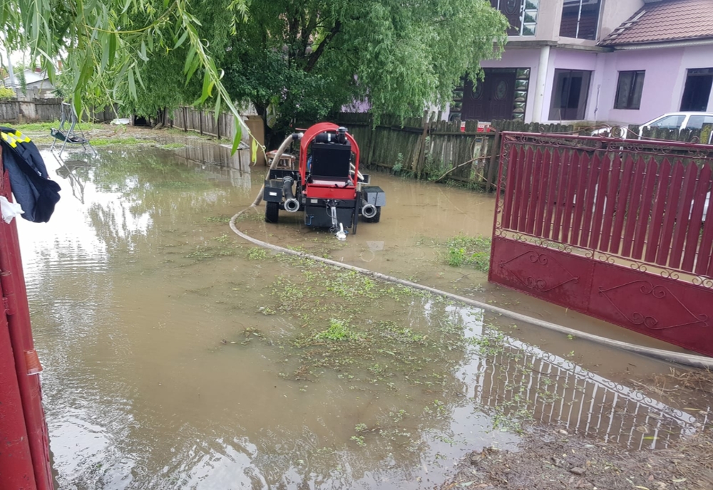 Ploile fac prăpăd în județul Ialomița. Gospodării și străzi inundate, autoritățile în alertă