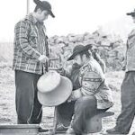 BREAKING NEWS! Câteva sute de țigani gabori din Transilvania protestează în Tg. Mureș împotriva unui avocat cămătar și a autorităților care îl ajută pe acesta să le ia casele