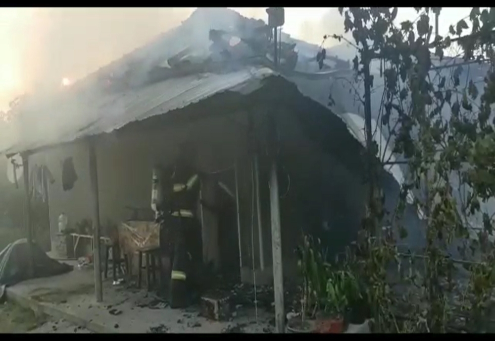 VIDEO: Explozie într-o comună din Olt. Un mort