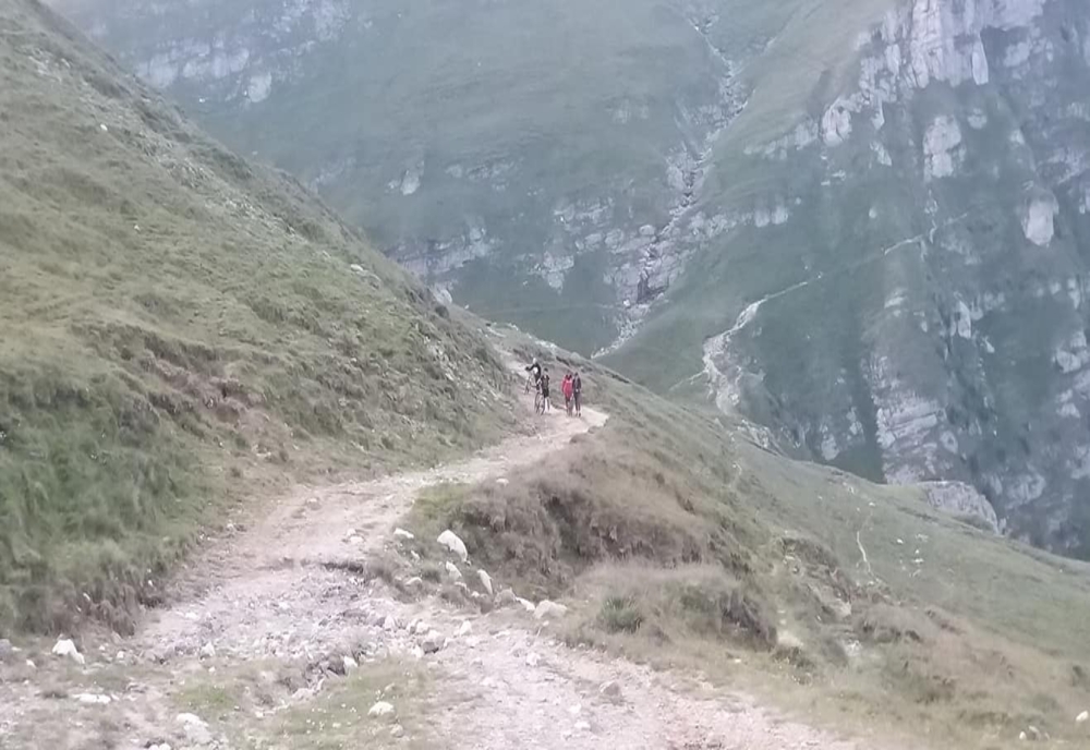 Trei tineri din Dolj, rătăciţi cu bicicletele pe un traseu din Bucegi