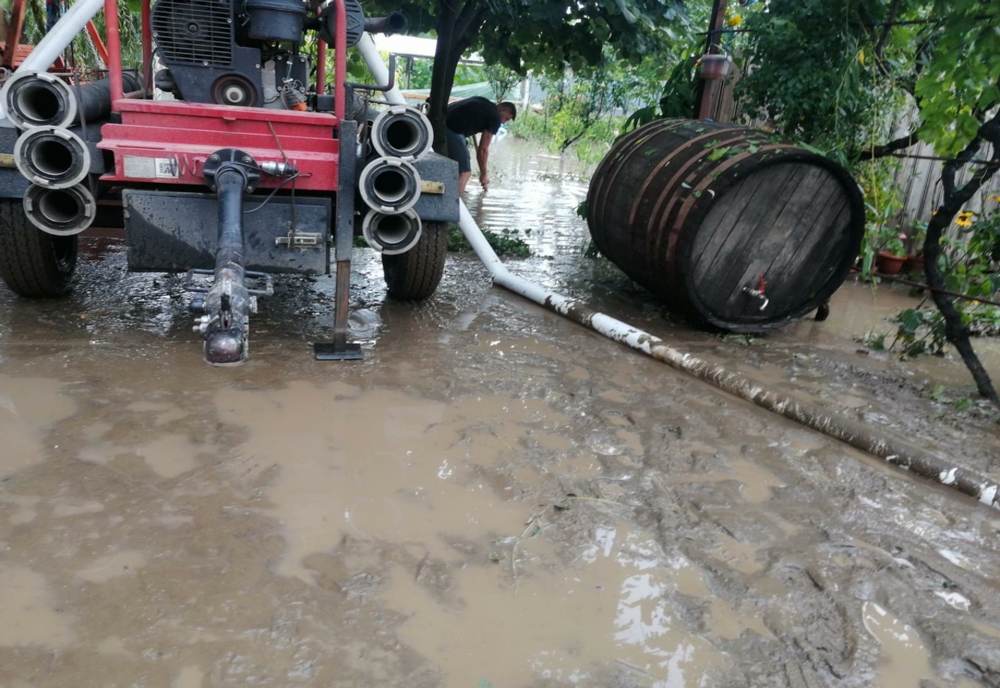 FOTO VIDEO Ploile au făcut prăpăd în județul Tulcea. Mai multe gospodării, inundate