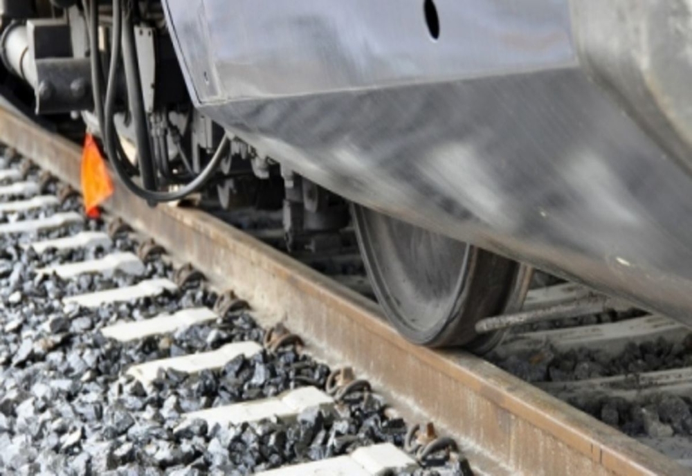 O mașină cu trei persoane a fost lovită de tren, pe ruta Ploiești – Slănic