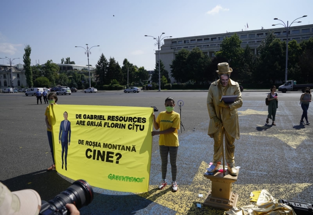 Protest inedit al Greenpeace România în Piața Victoriei